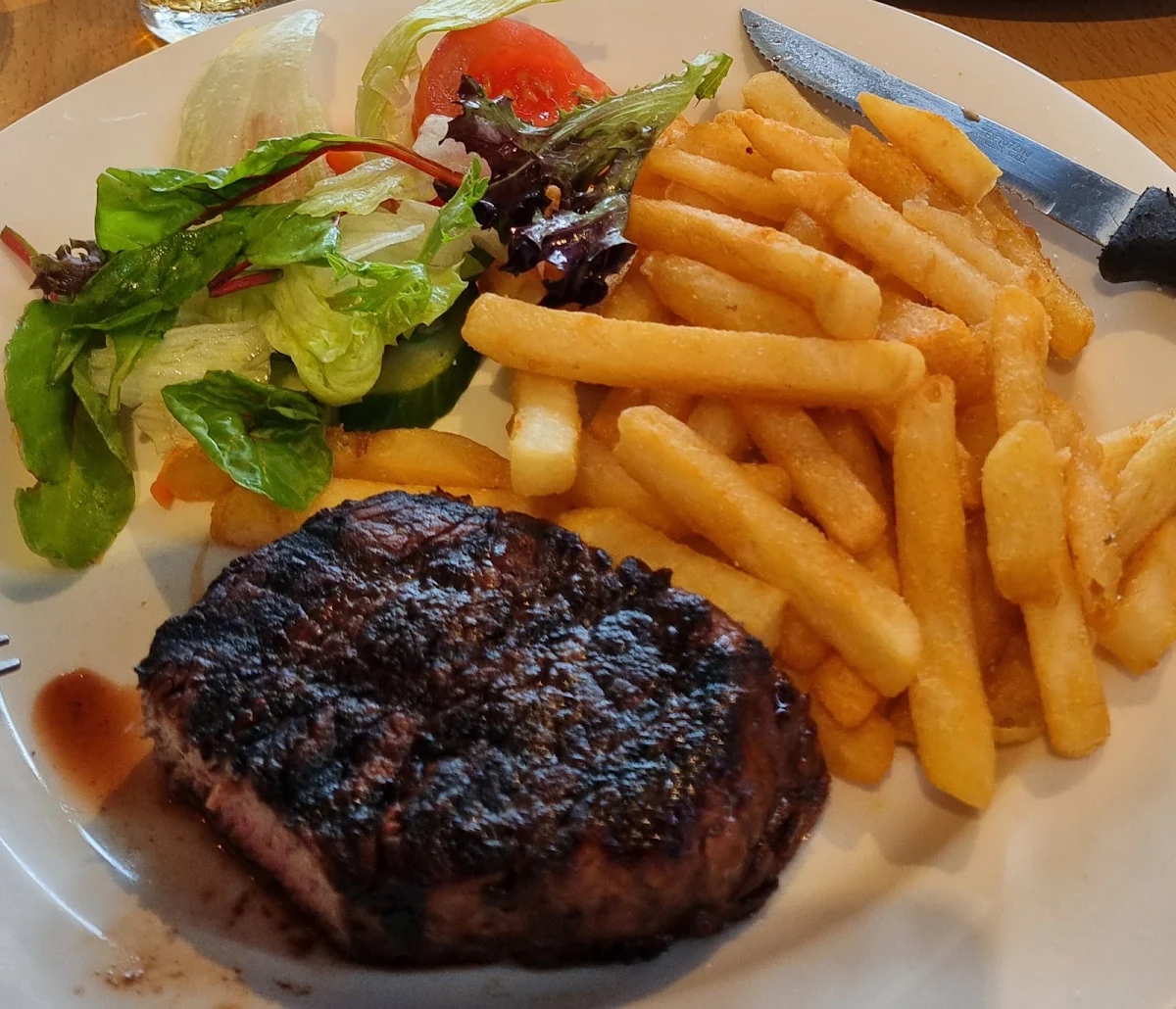 Eye Fillet with Salad and Chips, The Commo (Commun Na Feinne) Hotel