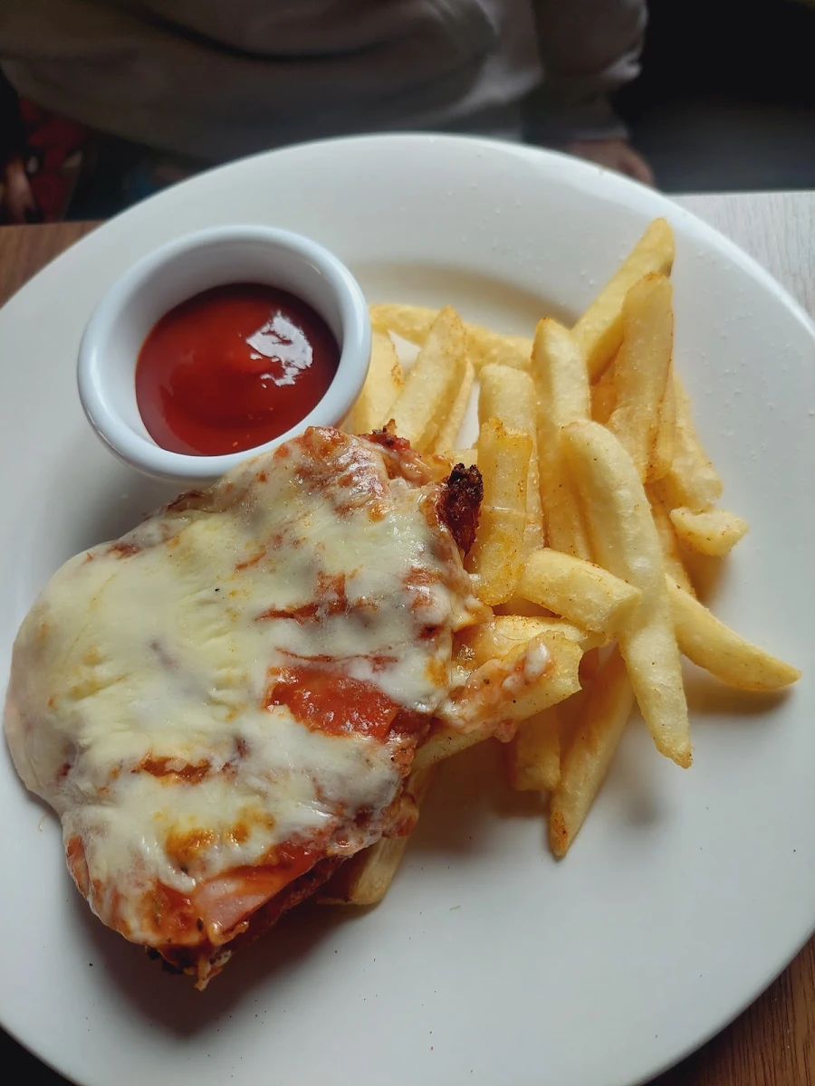 Kids Parmi, The Commo (Commun Na Feinne) Hotel