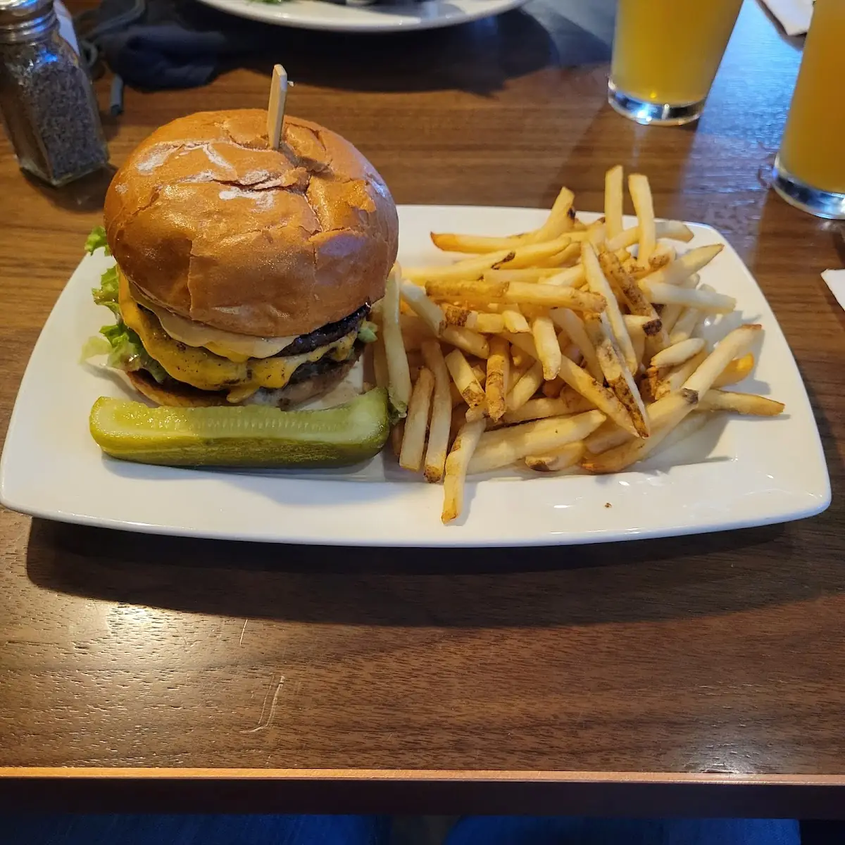 Coops Classic Cheeseburger