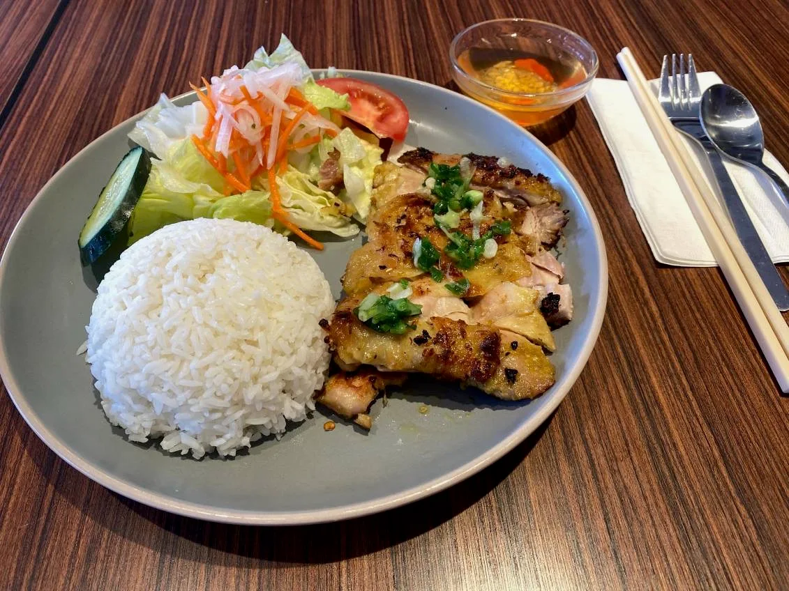 Cơm Gà Thịt Nướng Trứng