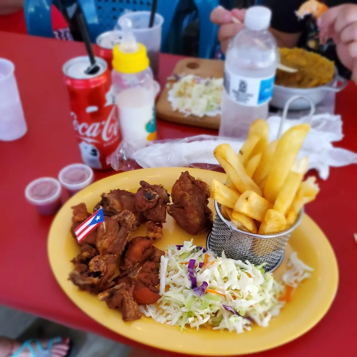Chicharrones de Pollo Frito Con Papas Fritas