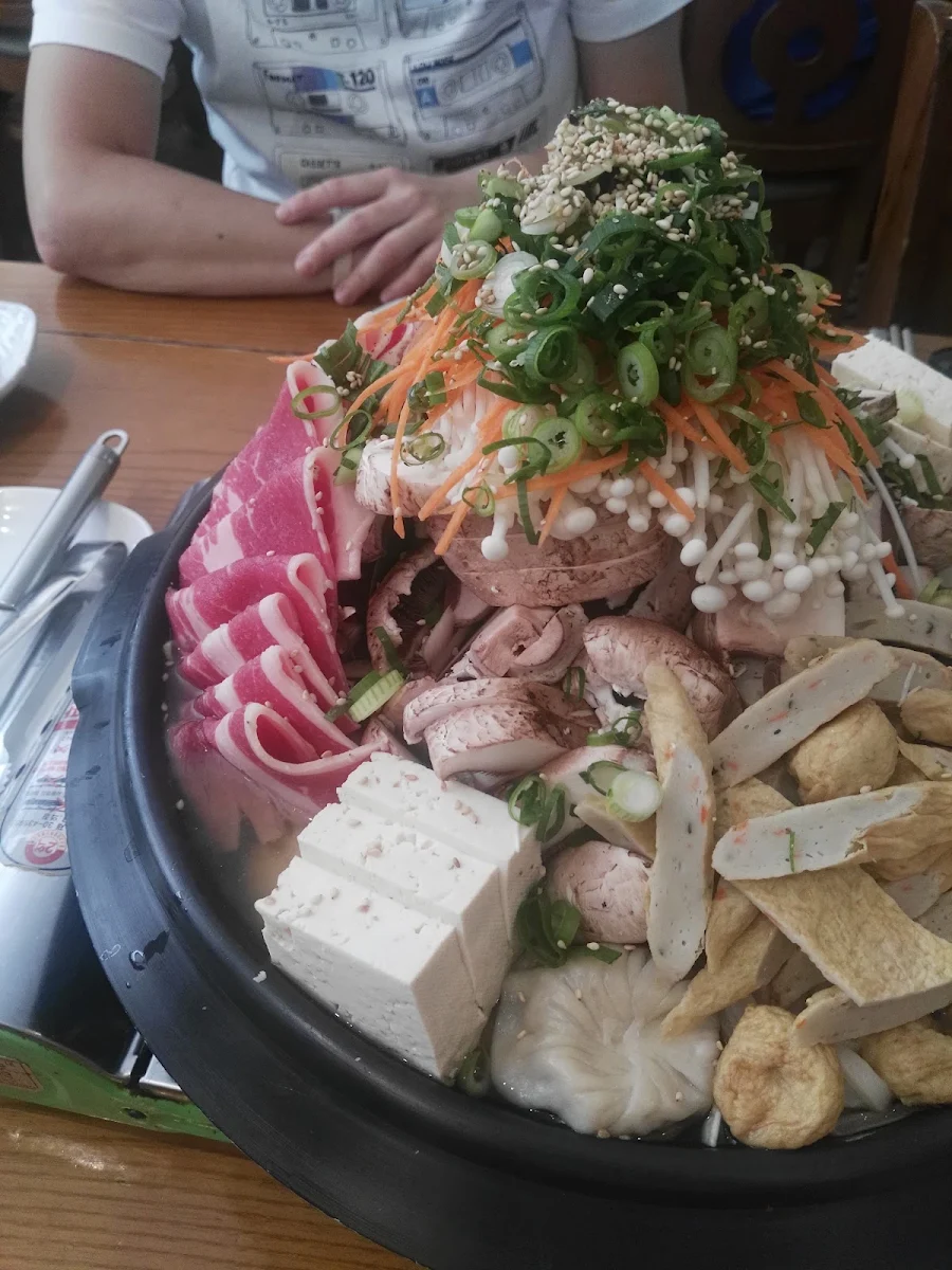 Mandoo-Jeongol Bibimbob