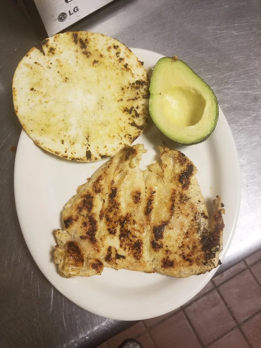 Pollo Ala Plancha Con Arepa