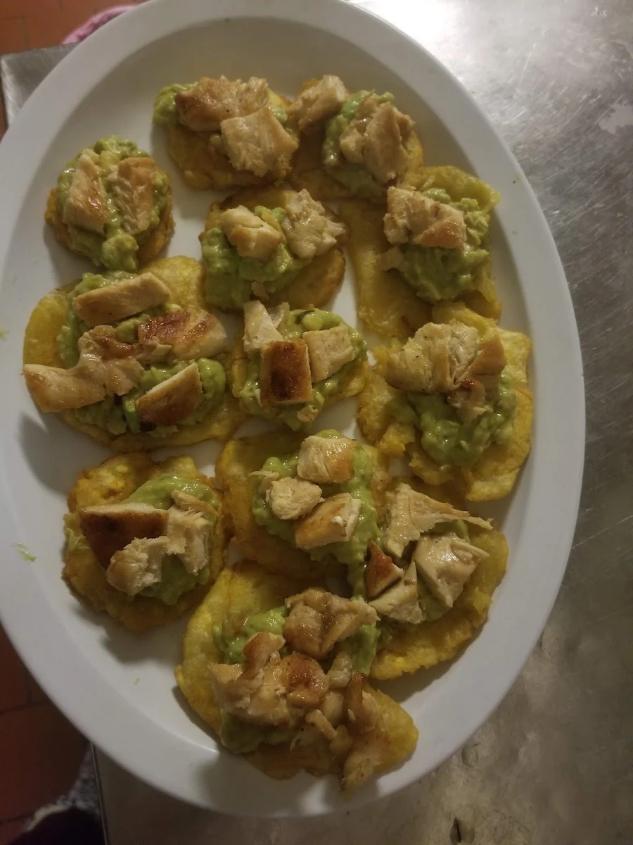 Tostones Con Guacamole Y Pollo Chicken