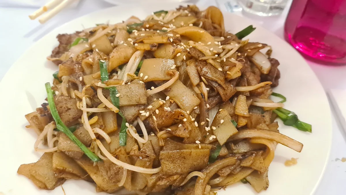 Stir Fried Rice Noodles with Beef, Tasty Chinese Restaurant