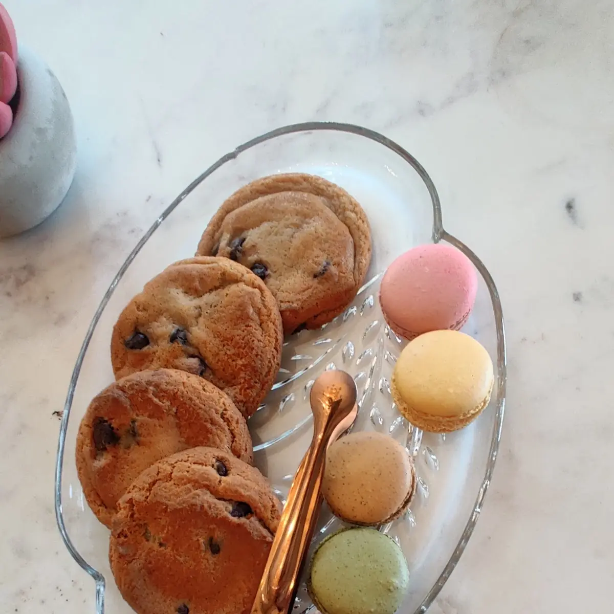 Macaroons and Chocolate Chip Cookie