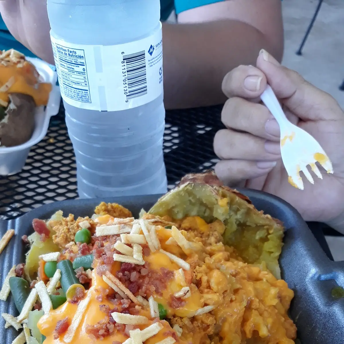 Batata Asada Rellena de Pollo Y Vegetales Mixtos