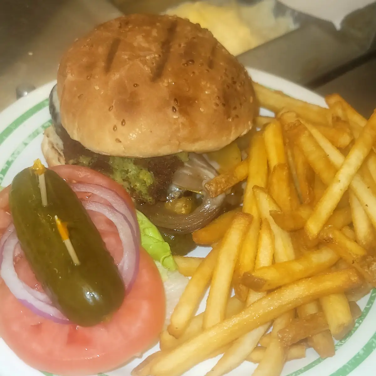 Hamburger Deluxe, Lettuce, Tomato, Onion, pickle, Fries
