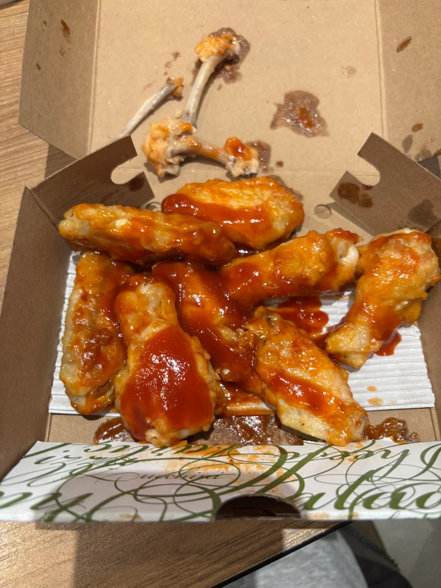 Chicken Wings with BBQ Sauce That Taste Like Ketchup, Pizza Nova