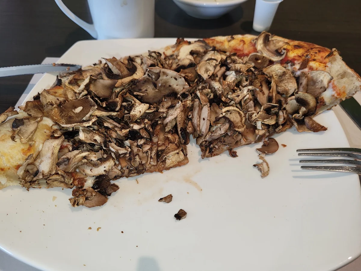 Pizza Extra Champignons, Restaurant à la rive
