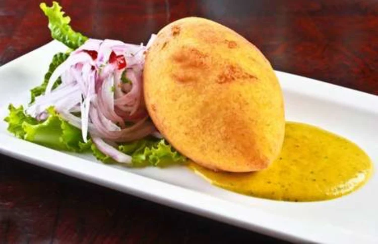 Relleno Y Camote Con Salsa Criolla