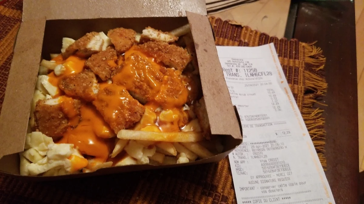 Grosse Poutine Poulet Buffalo Épicé, McDonald's