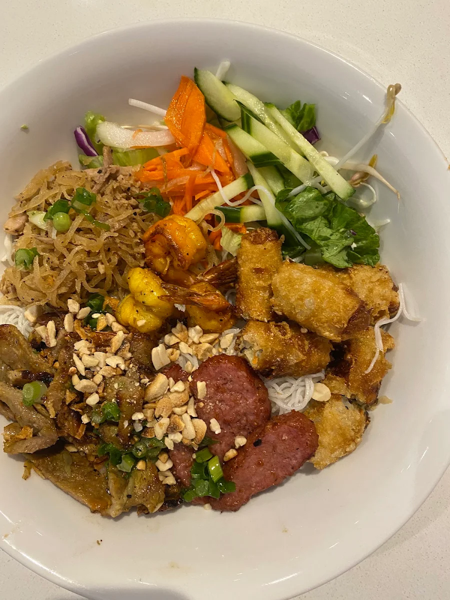 Spring Roll on Vermicelli, Hue Thuong Restaurant
