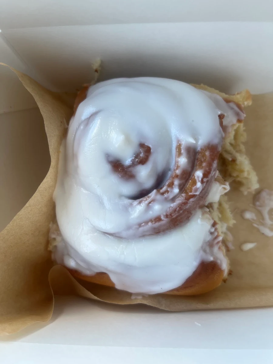 Cinnamon Roll w Vanilla Bean Glaze