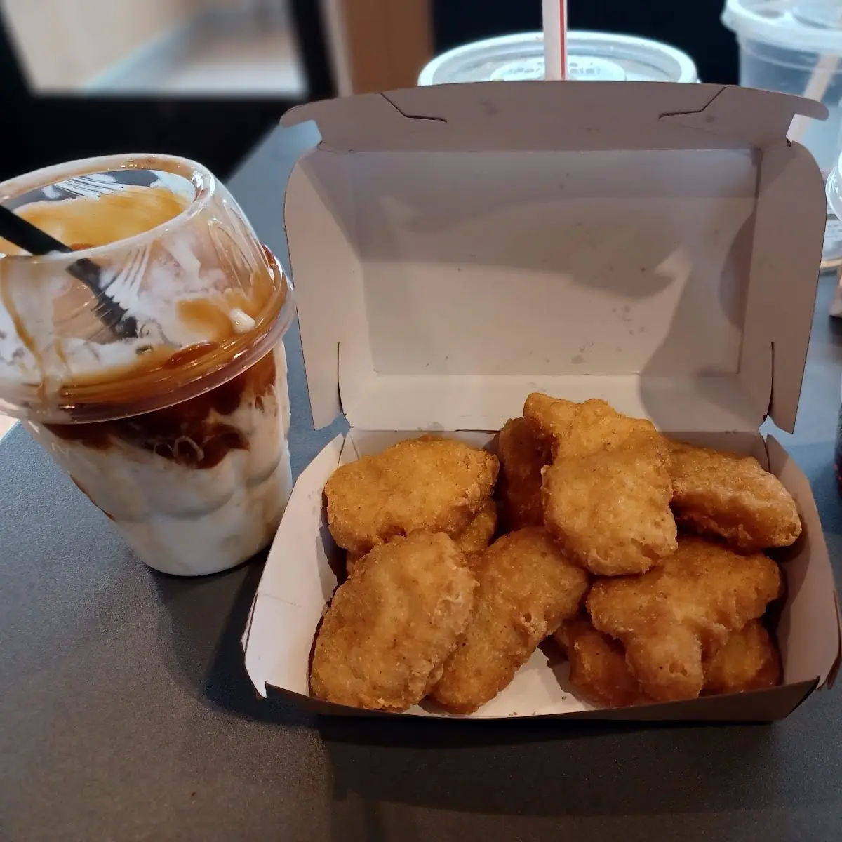 Chicken Mcnuggets Con Helado Y Refresco de Cola