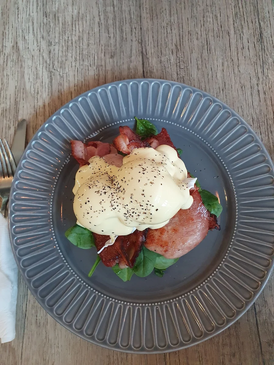 Eggs Benedict, Cafe Pronto