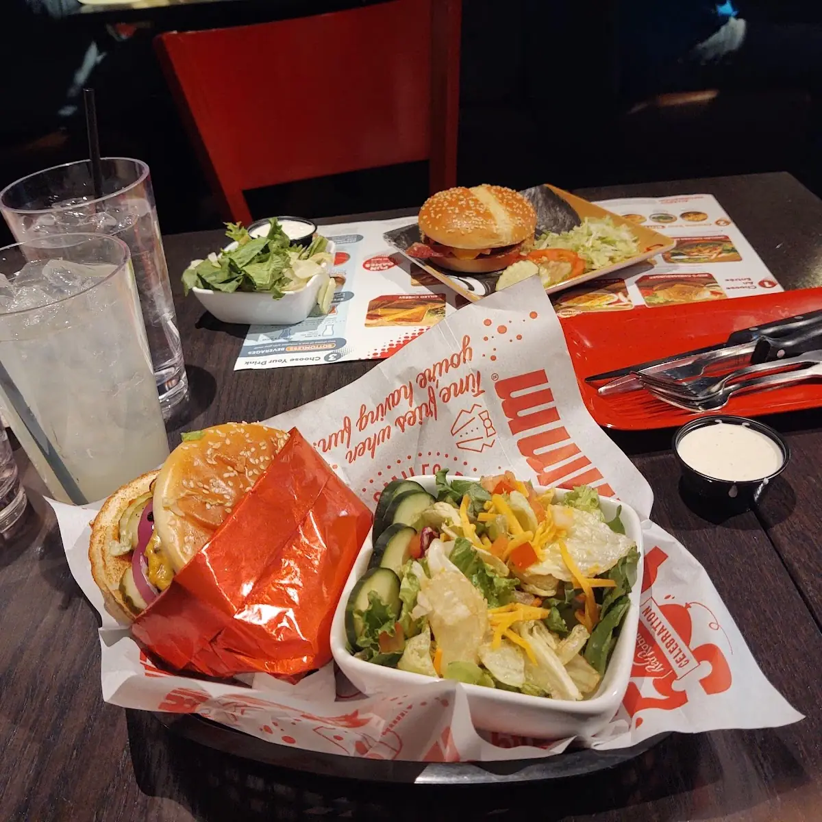 Baconcheese Burger & Salad