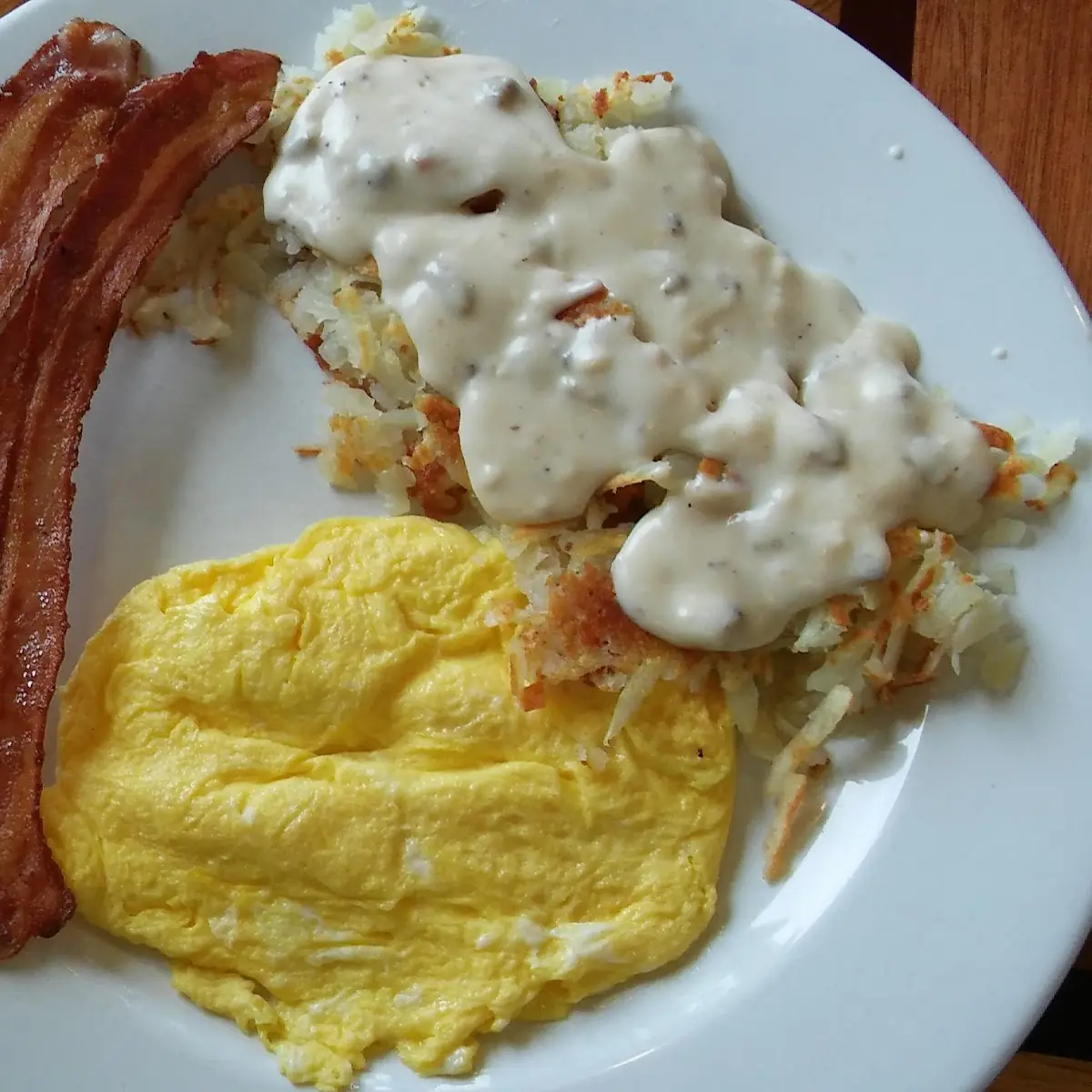 2 Eggs w Bacon & Hashbrowns w Country Gravy