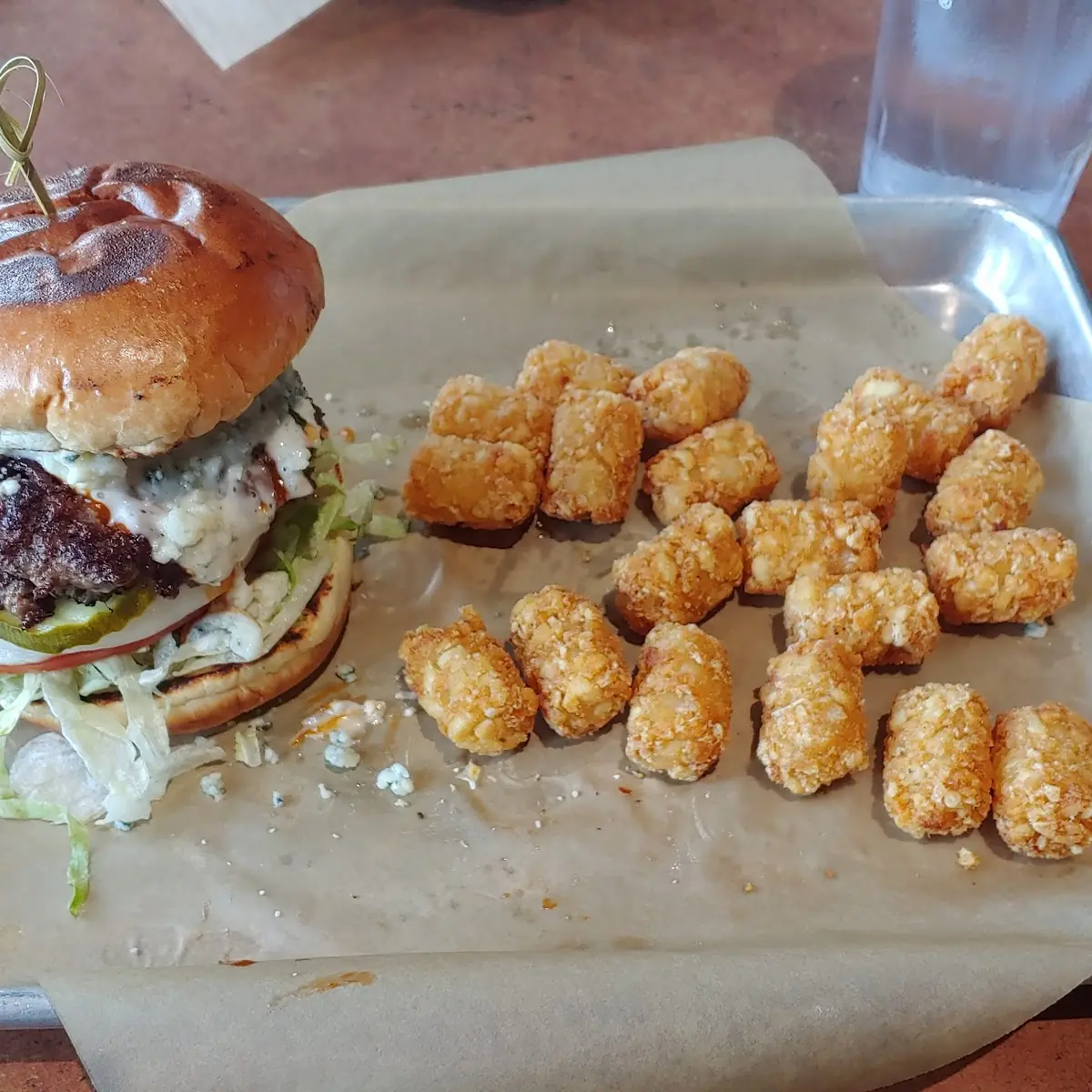 Blue Cheese Burger an Tater Tots