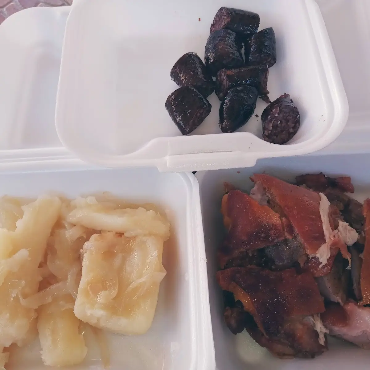 Lechon Asado Morcilla Yuca En Escabeche
