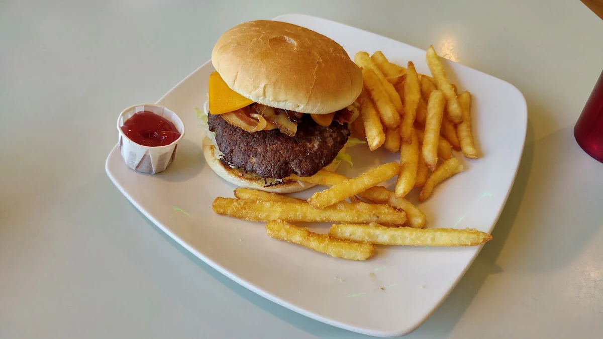 Kid's Cheese Burger & Chips, Lakeview Restaurant