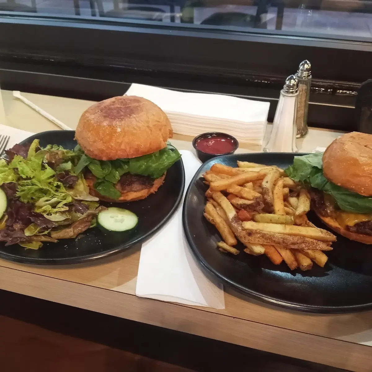 Hamburger & Chesse Burger Side Salad and Fries