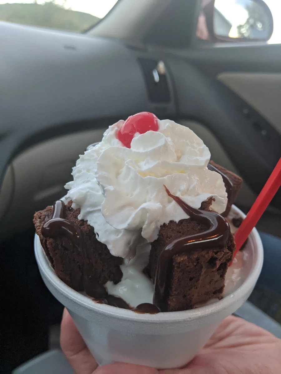 Hot Fudge Brownie Sundae
