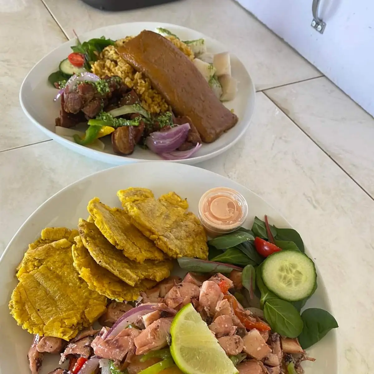 Ensalada Marisco Con Un Acompañante
