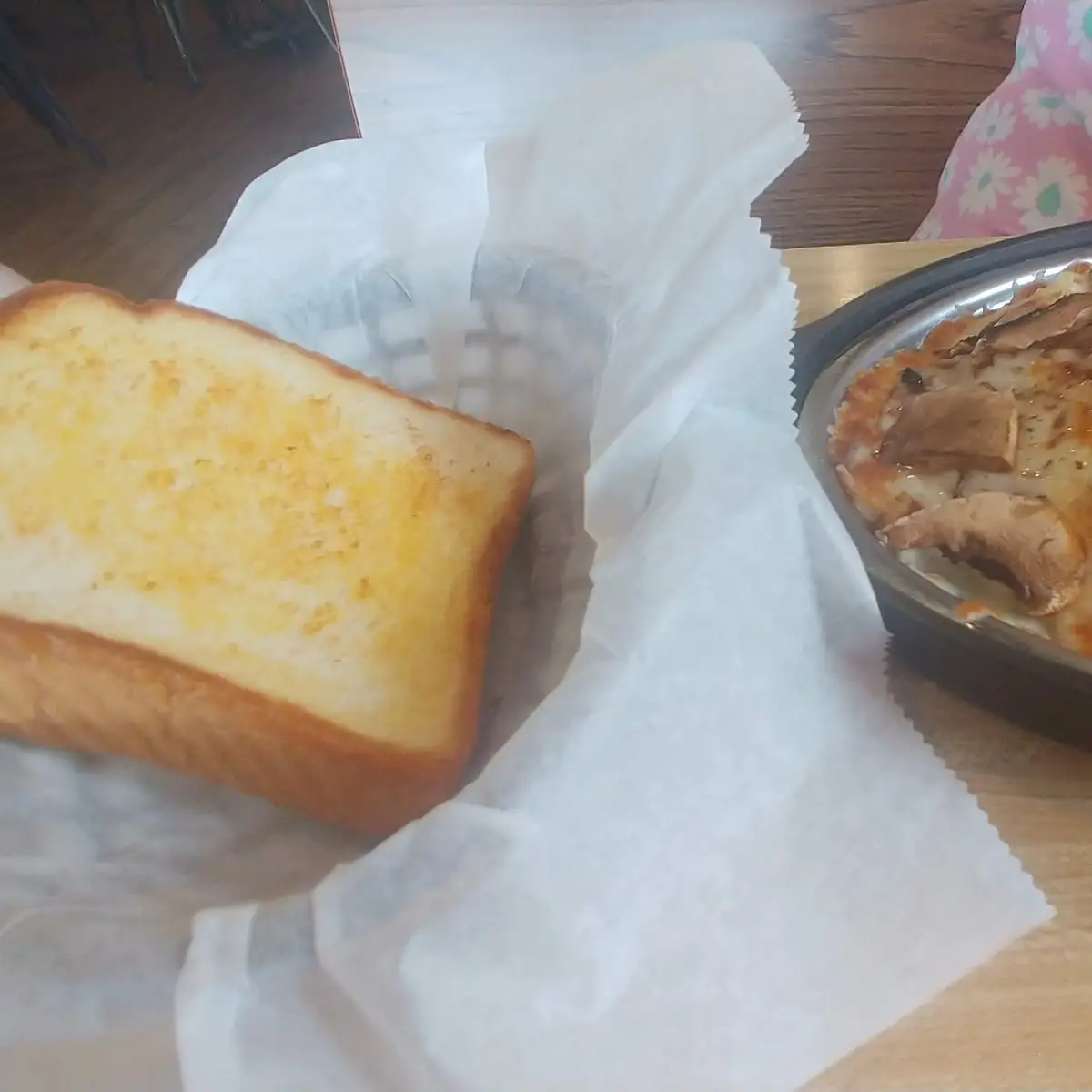 Baked Spaghetti with Garlic Bread