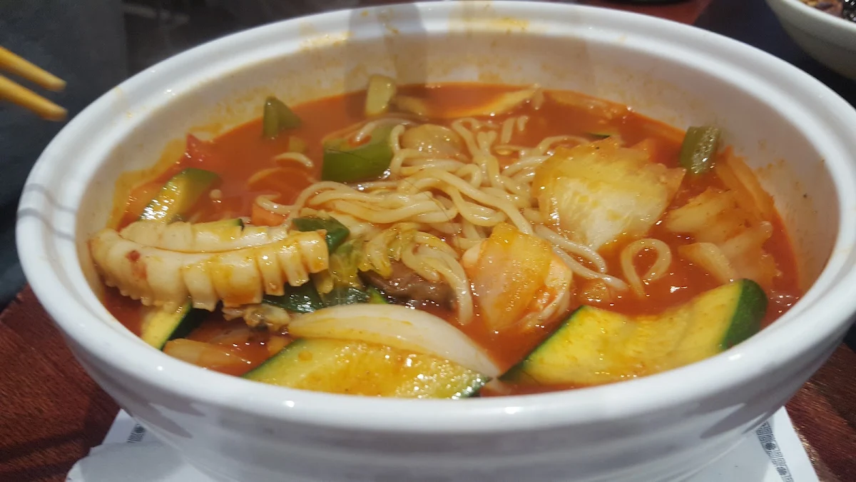 Cham-Pong with Extra Seafood