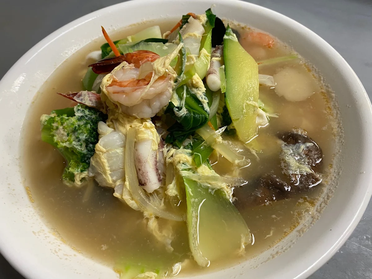 Thick Sauce Seafood Noodle Soup with Vegetable