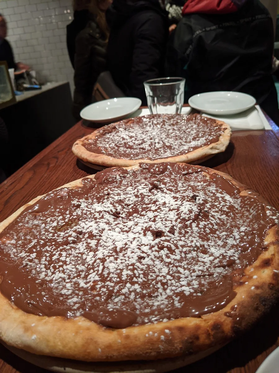 Pizza Choco-noisette Chocolate Hazelnut Pizza, Pizzéria NO.900 - Peel, Montréal