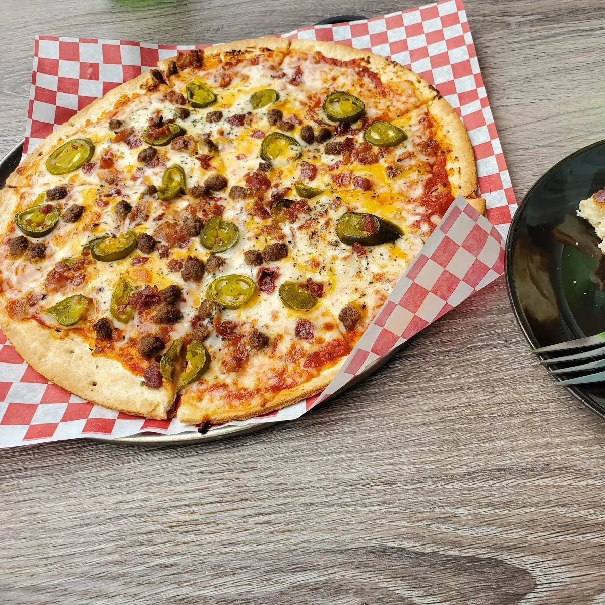Bacon Cheeseburger Pizza w Jalapeños