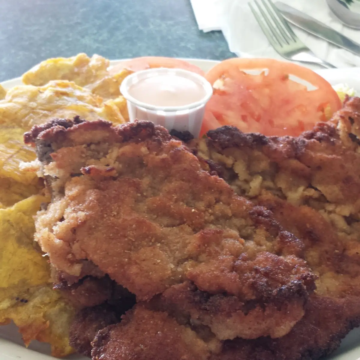Empanada de Res Tostones Y Ensalada