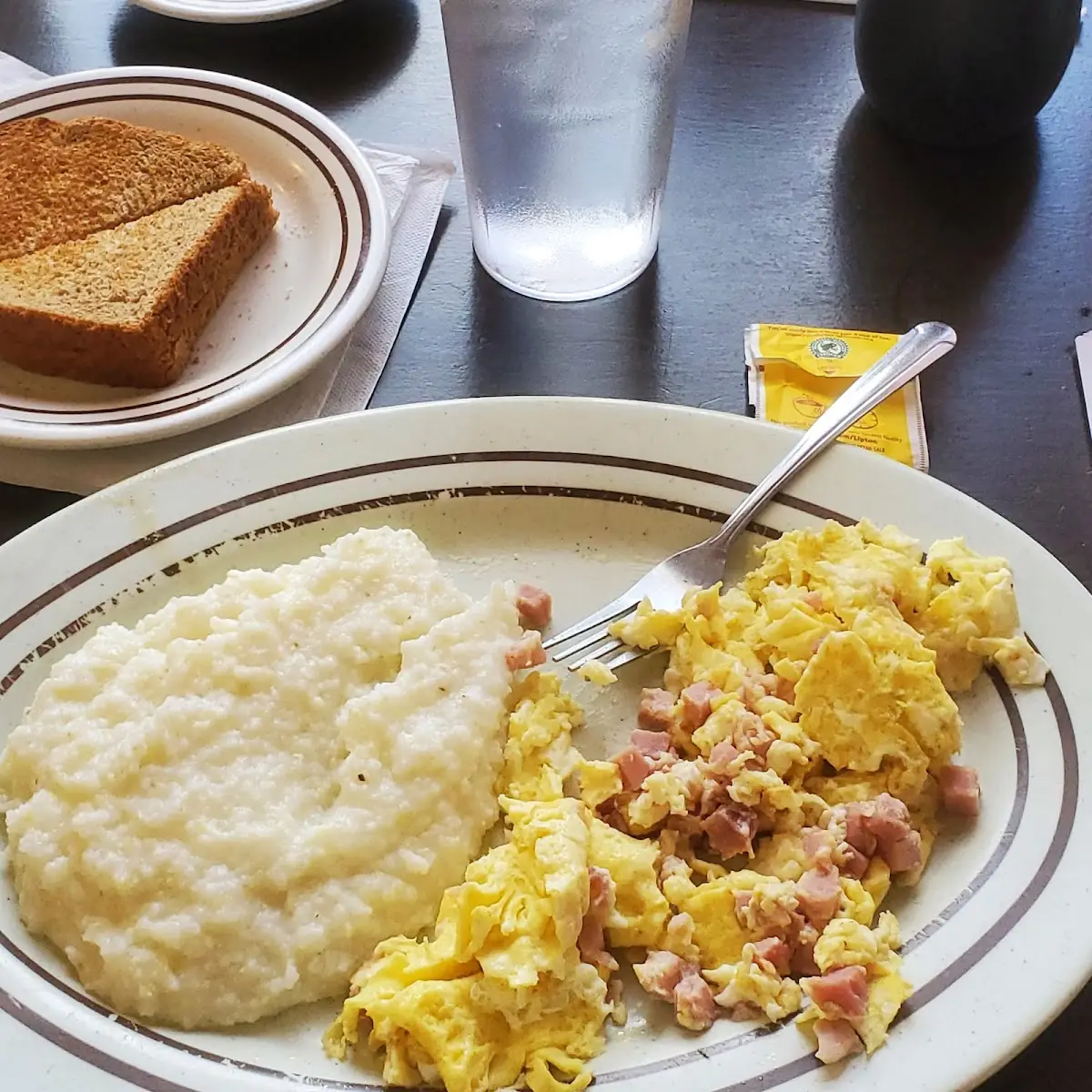Scrambled Eggs with Ham and Grits