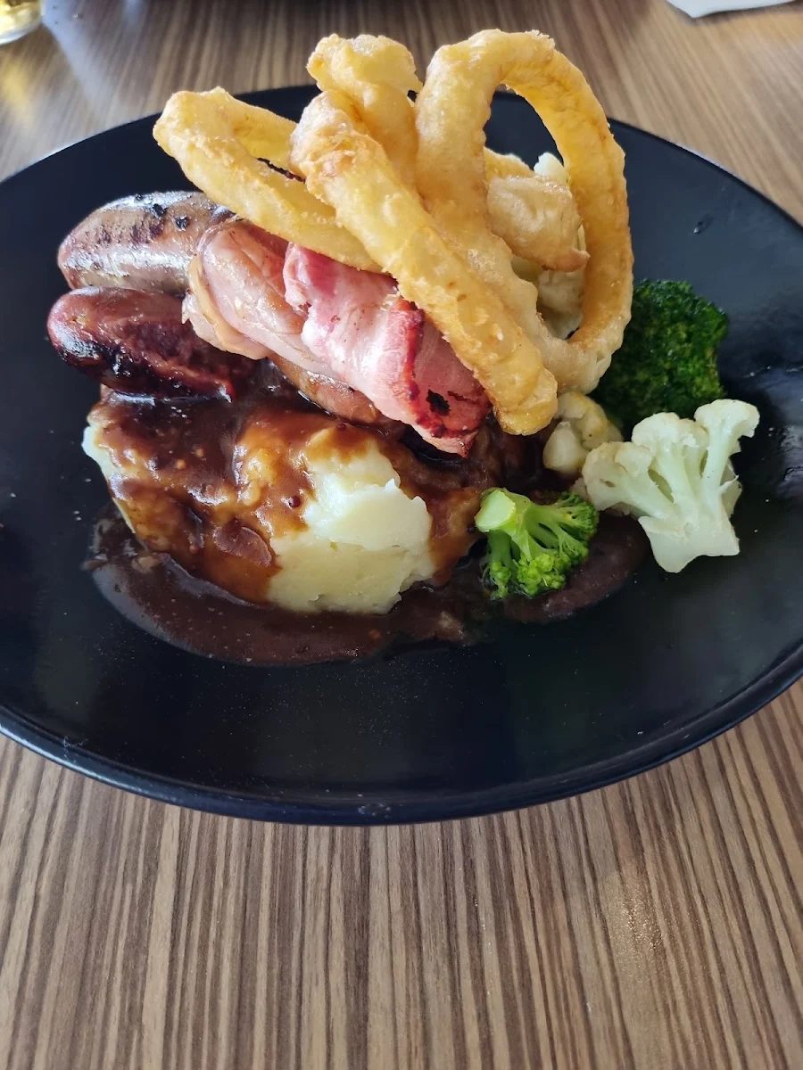 Bangers and Mash, Mount Compass Hotel