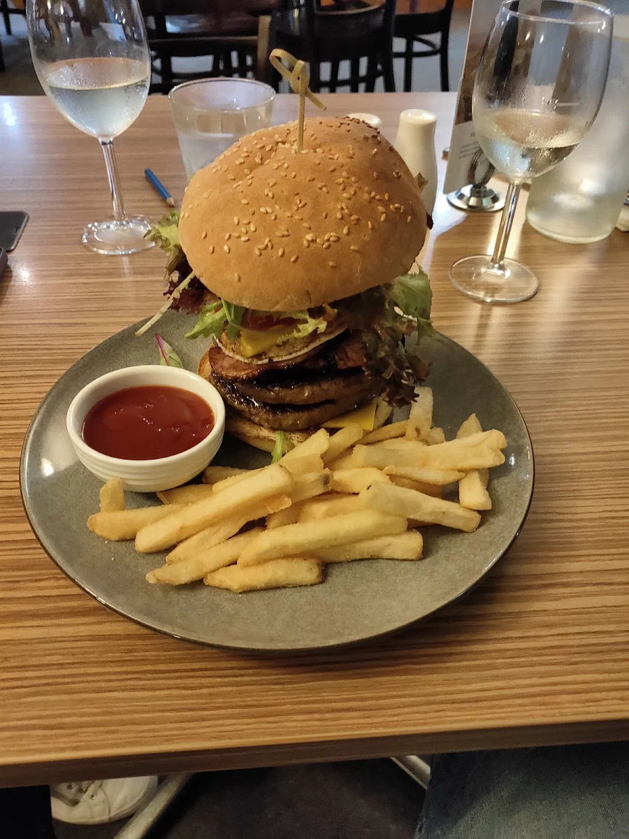Hamburger, Mount Compass Hotel