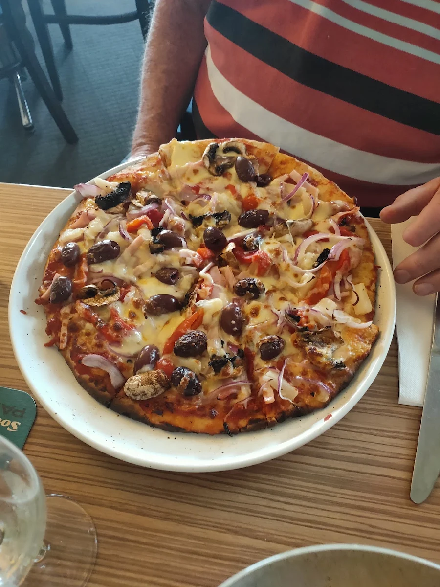 Pizza Margherita, Mount Compass Hotel