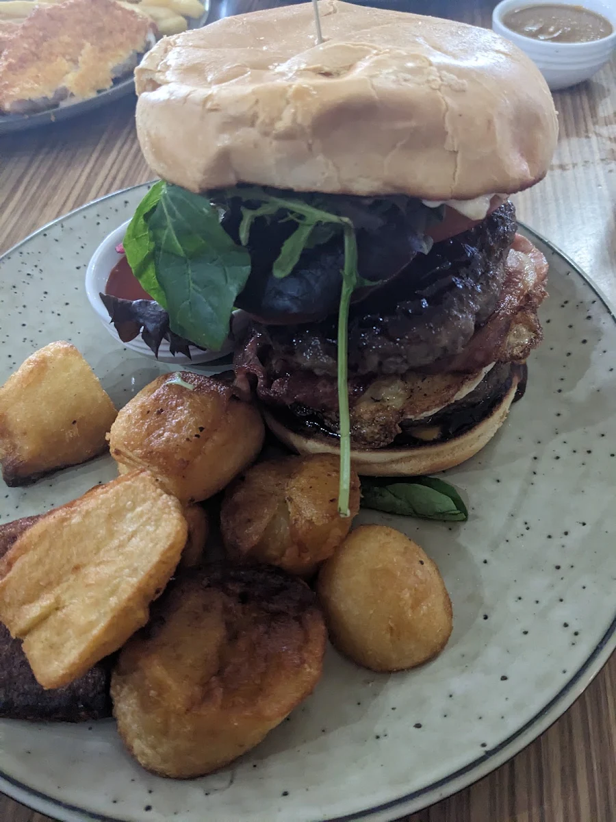 The Mount Double Stack Burger, Mount Compass Hotel