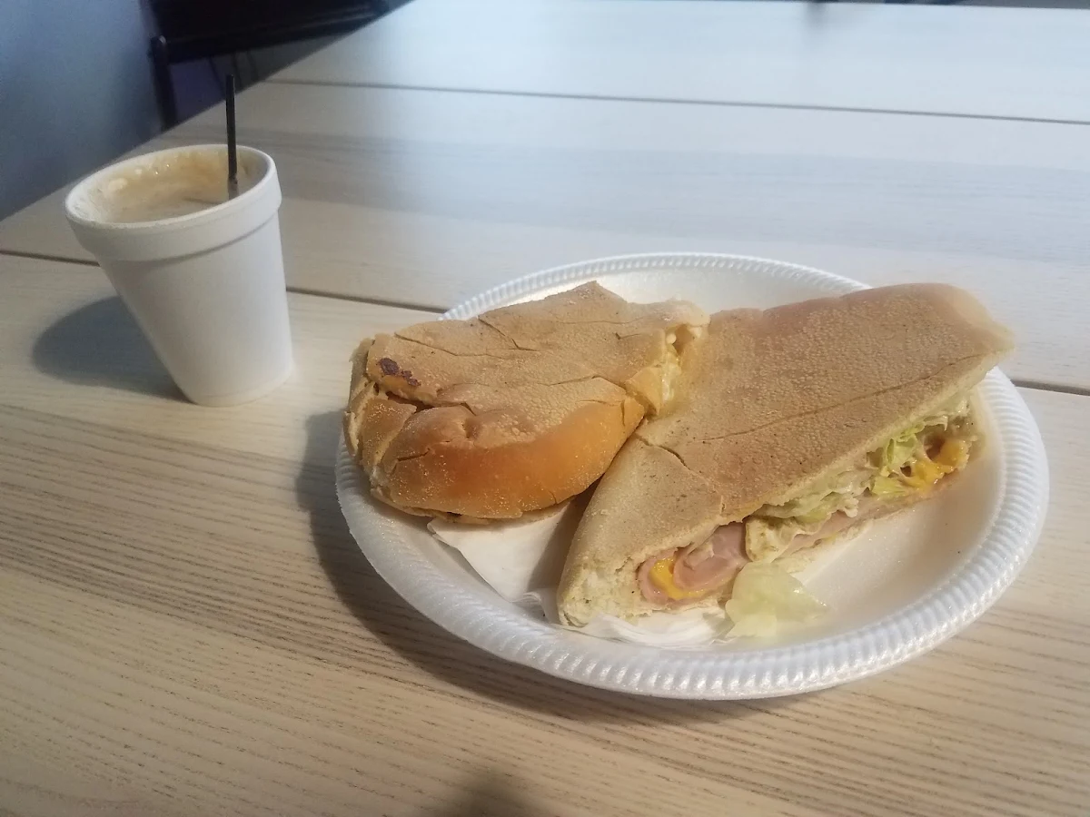 Sándwich Jamón Queso Y Ensalada
