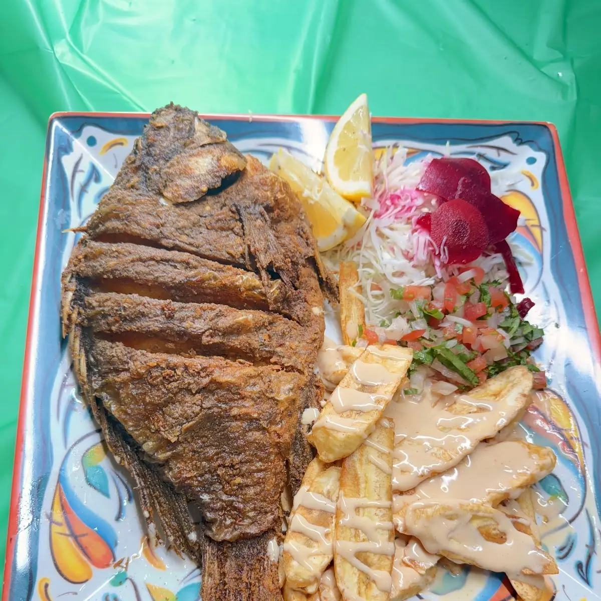Pescado Frito Con Tajadas