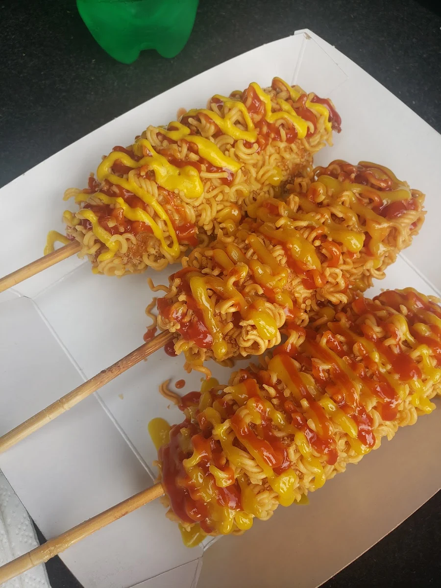 Hotdog Stick Avec Enrobage Aux Brisures de Ramen, Chungchun Kogo Coreen