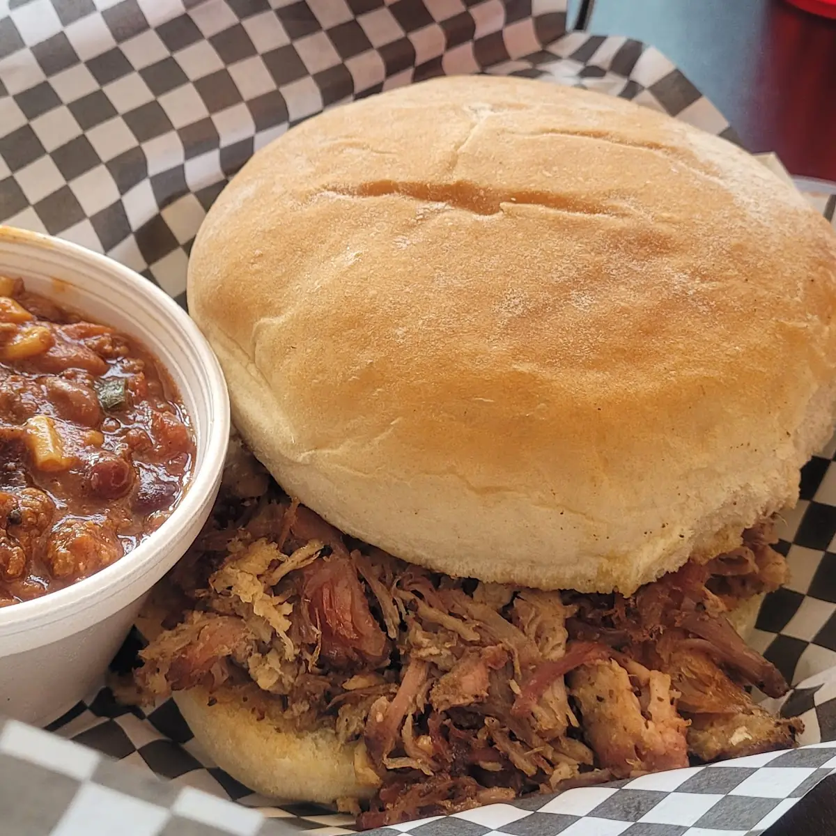 Pulled Pork Sandwich w Tater Chips