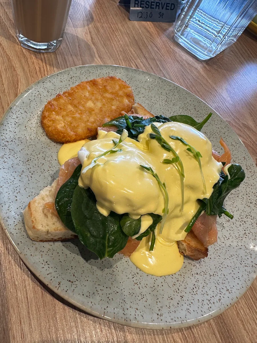 Eggs Benedict, Lavish Cafe