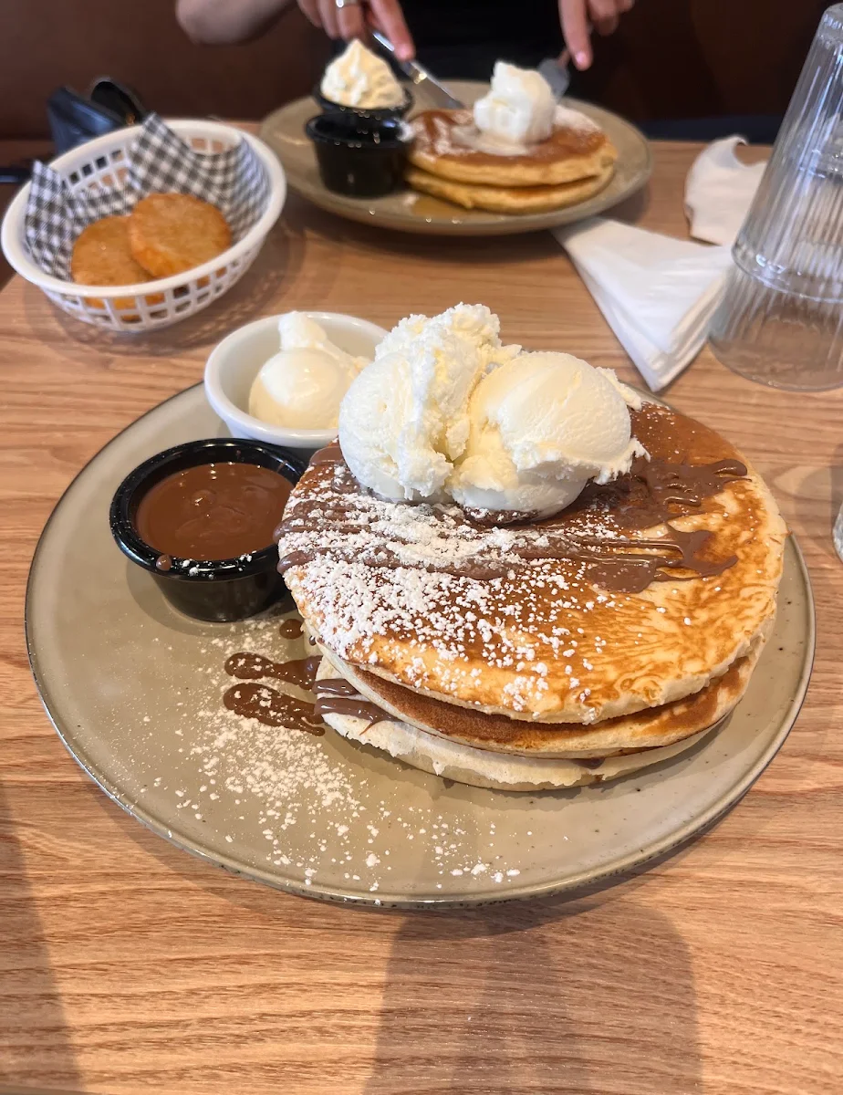 Highlights, Lavish Cafe