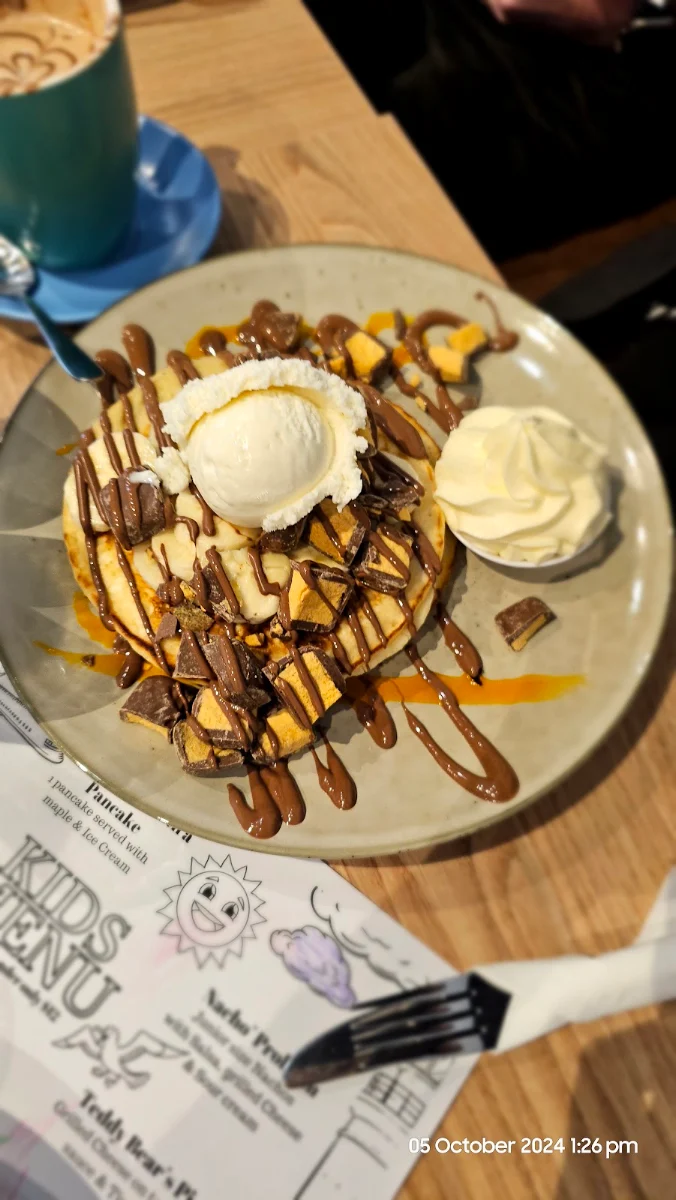 Honeycomb Pancakes, Lavish Cafe