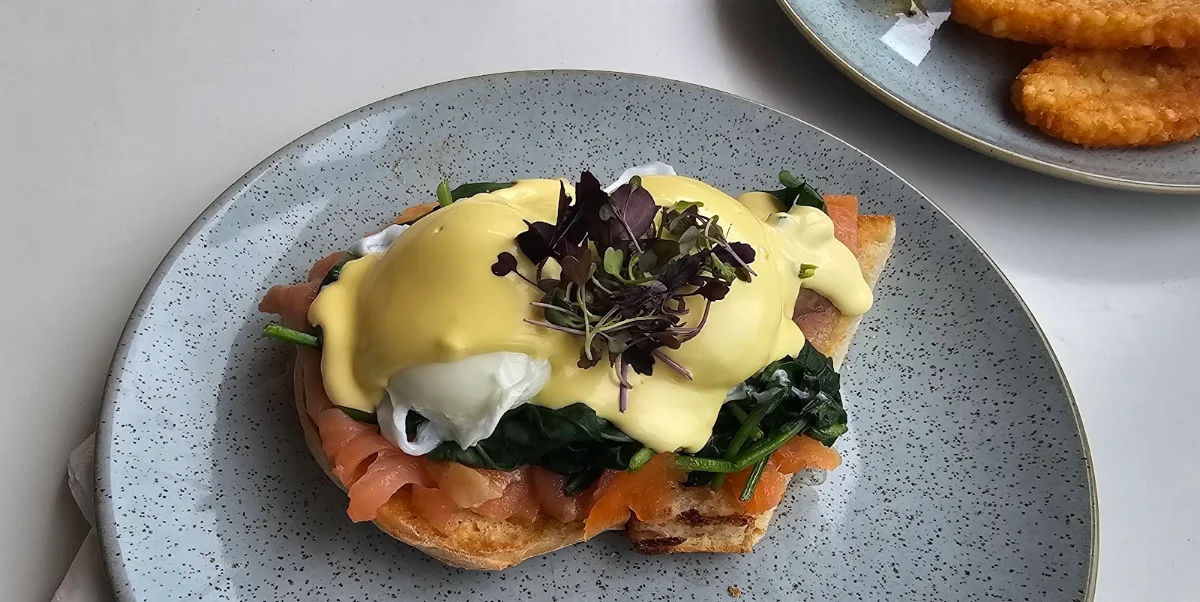 Salmon Benedict, Lavish Cafe