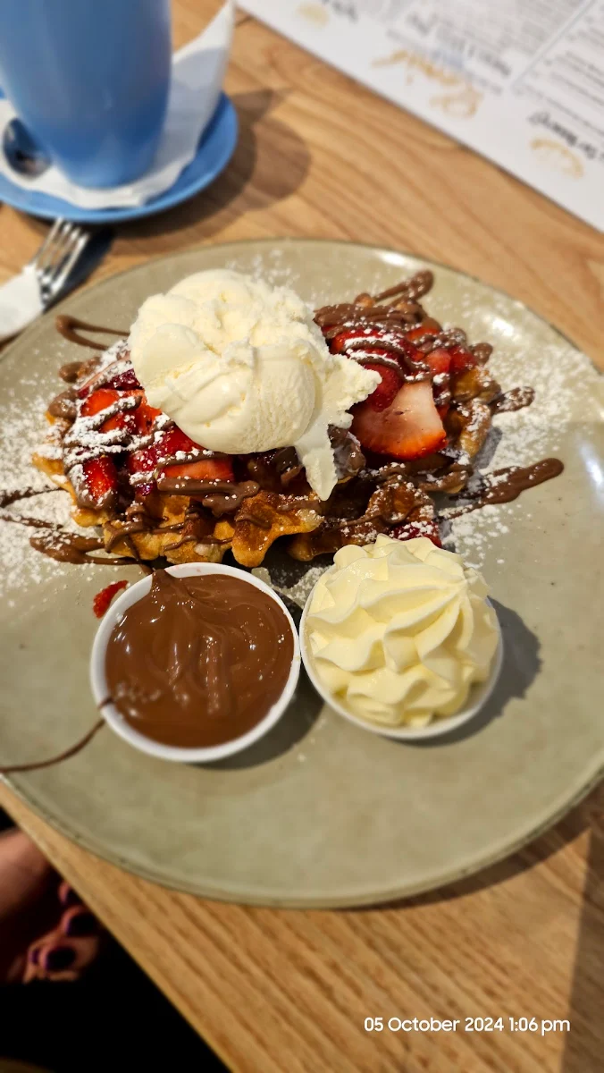 Strawberry Waffle, Lavish Cafe
