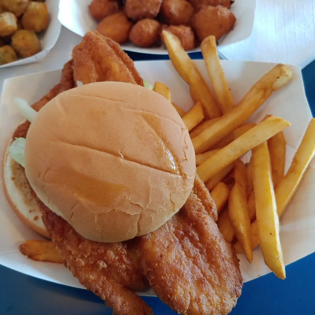 Catfish Sandwich w Fries