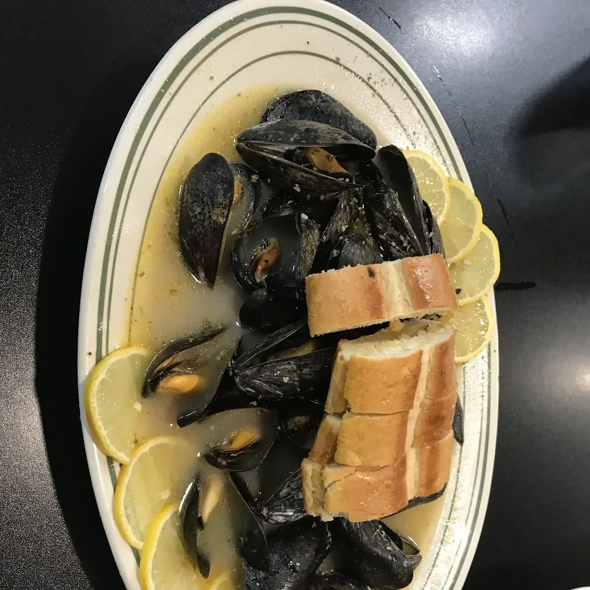 Mussels with Garlic Bread